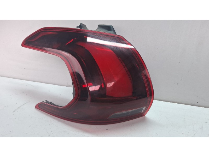 Recambio de piloto trasero izquierdo para peugeot 2008 referencia OEM IAM 002008420  