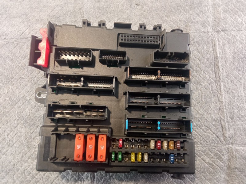 Recambio de caja reles / fusibles para opel vectra referencia OEM IAM 13112914-460023260  