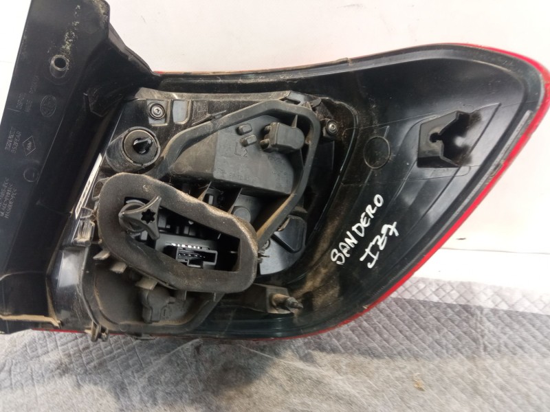 Recambio de piloto trasero izquierdo para dacia sandero referencia OEM IAM 62421301  