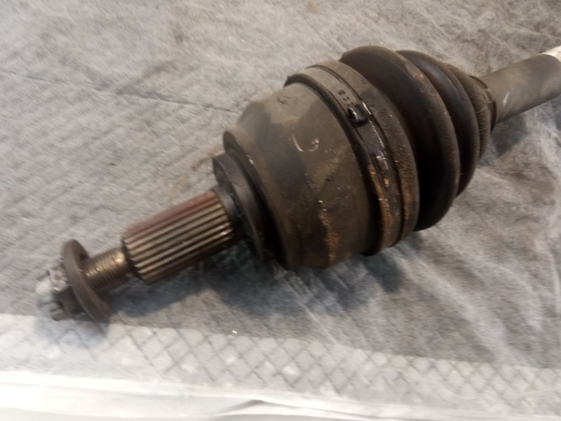 Recambio de palier izquierdo para renault laguna referencia OEM IAM 8201235787  