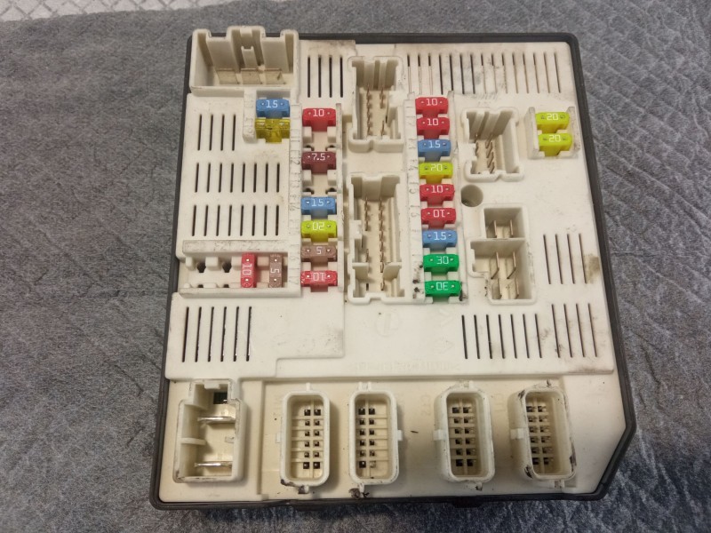 Recambio de caja reles / fusibles para renault laguna referencia OEM IAM 284B66052R519287A30  