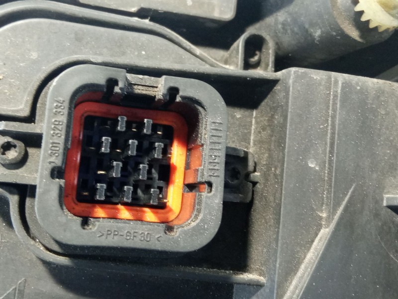 Recambio de faro delantero derecho para ford mondeo referencia OEM IAM 1305239173  CENTRALITA 1307329064