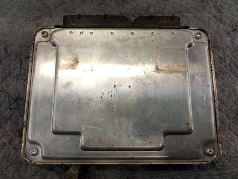 Recambio de centralita motor para seat león referencia OEM IAM 038906019KG0281011193  