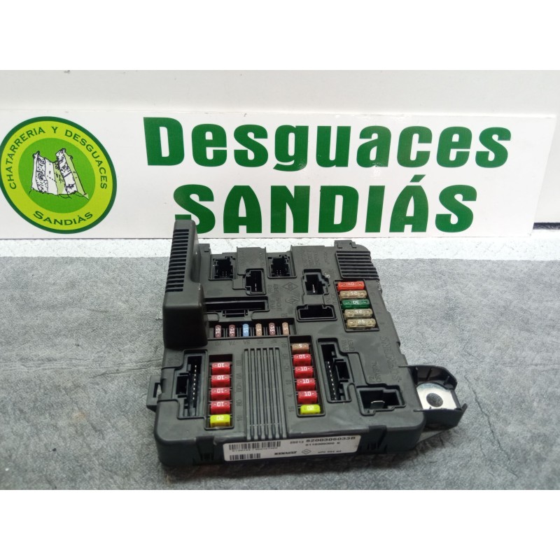 Recambio de caja reles / fusibles para renault megane sedan referencia OEM IAM 8200306033B  