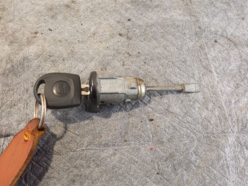 Recambio de bombillo puerta delantera izquierda para seat ibiza referencia OEM IAM   