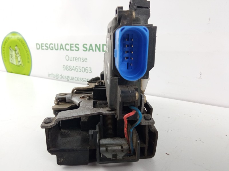 Recambio de cerradura puerta delantera derecha para volkswagen caddy referencia OEM IAM   