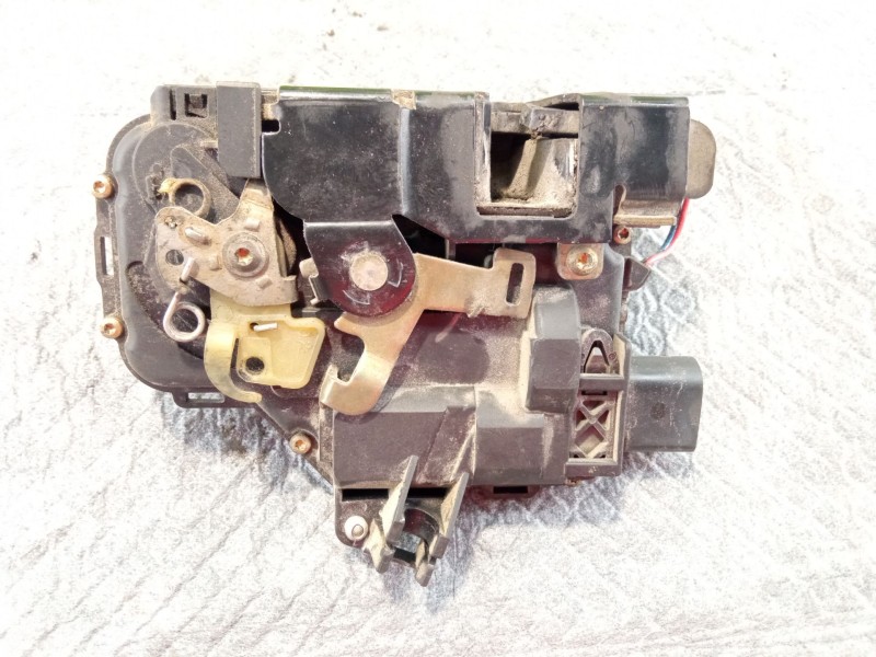 Recambio de cerradura puerta delantera derecha para volkswagen golf referencia OEM IAM   