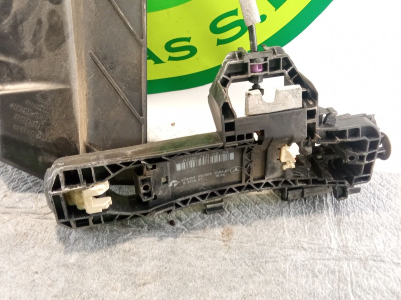 Recambio de cerradura puerta trasera derecha para mercedes-benz c220 referencia OEM IAM   