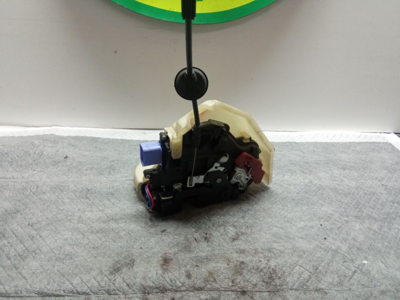 Recambio de cerradura puerta trasera derecha para volkswagen golf referencia OEM IAM   