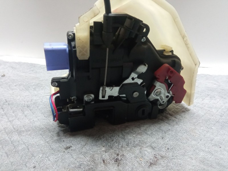 Recambio de cerradura puerta trasera derecha para volkswagen golf referencia OEM IAM   