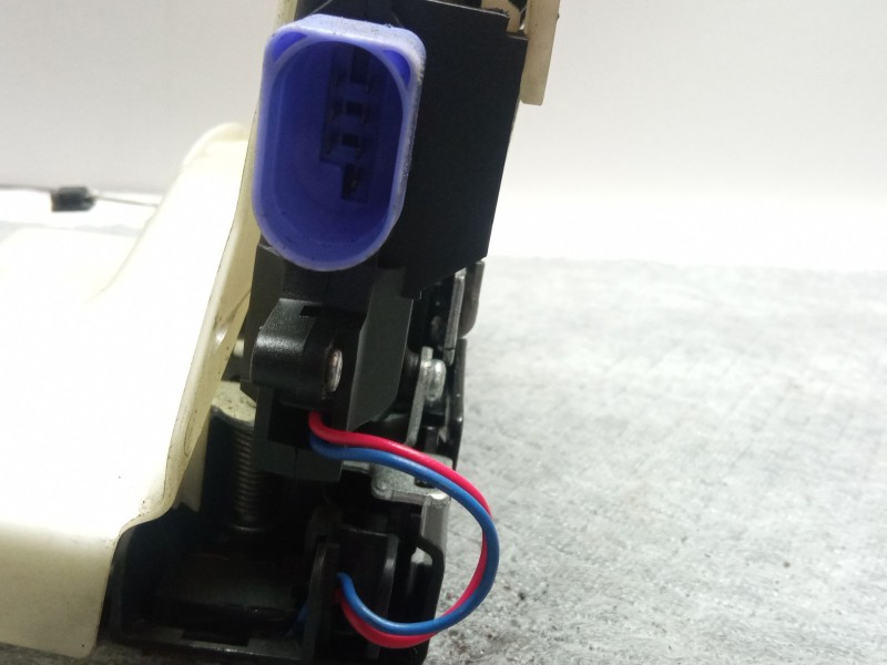 Recambio de cerradura puerta trasera derecha para volkswagen golf referencia OEM IAM   