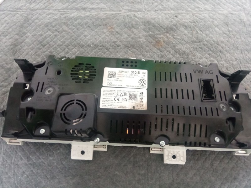 Recambio de cuenta kilometros para volkswagen polo referencia OEM IAM 2GP920310B  
