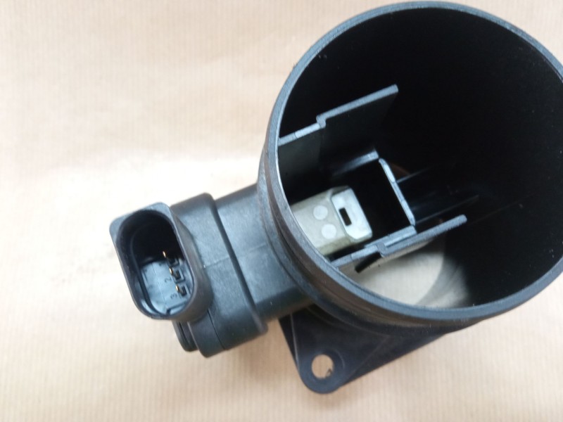 Recambio de caudalimetro para volkswagen caddy referencia OEM IAM 03L906461  