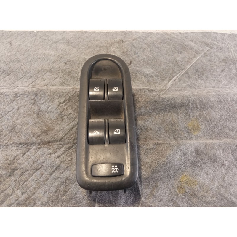 Recambio de mando elevalunas delantero izquierdo para renault megane referencia OEM IAM 156018070  