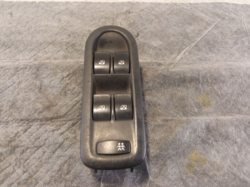 Recambio de mando elevalunas delantero izquierdo para renault megane referencia OEM IAM 156018070  
