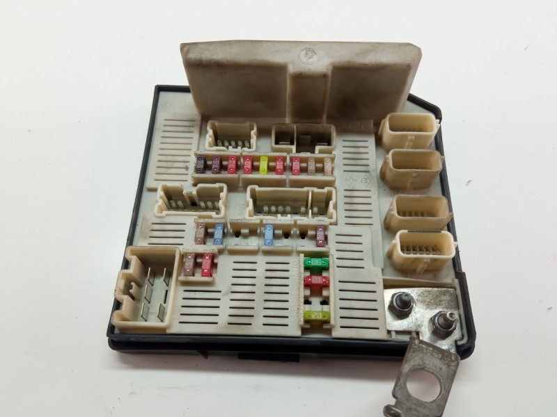 Recambio de caja reles / fusibles para renault megane scenic 1.5dci 106 cv referencia OEM IAM 8200481866F  