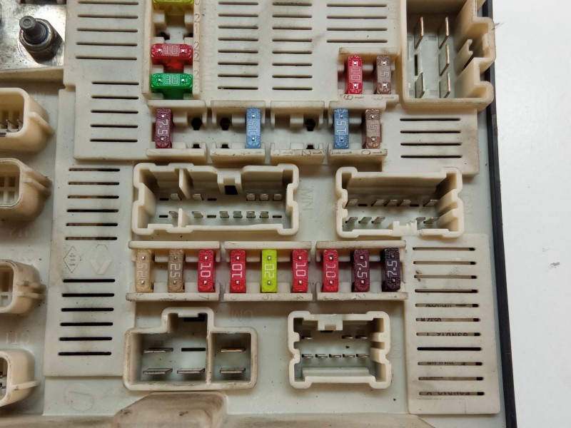 Recambio de caja reles / fusibles para renault megane scenic 1.5dci 106 cv referencia OEM IAM 8200481866F  