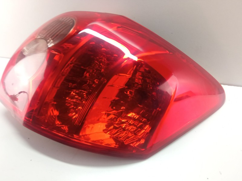 Recambio de piloto trasero derecho para toyota auris 1.4 d4d 90cv 3p referencia OEM IAM   