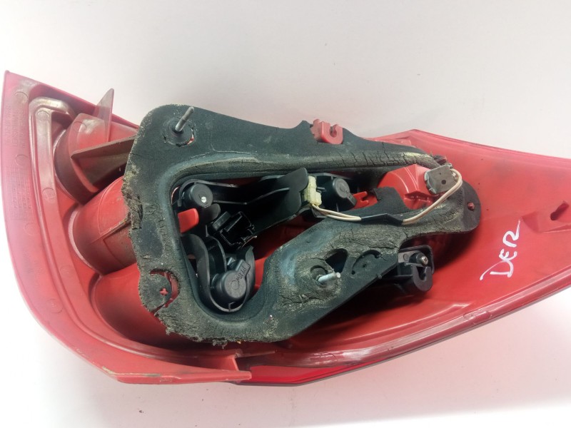 Recambio de piloto trasero derecho para toyota auris 1.4 d4d 90cv 3p referencia OEM IAM   