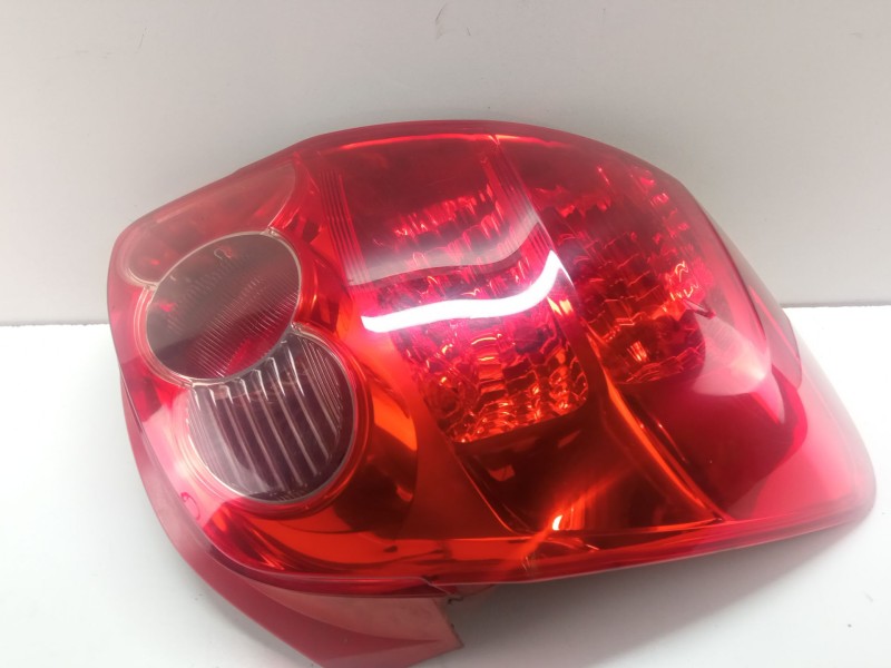 Recambio de piloto trasero izquierdo para toyota auris 1.4 d4d 90cv 3p referencia OEM IAM 815600238000  