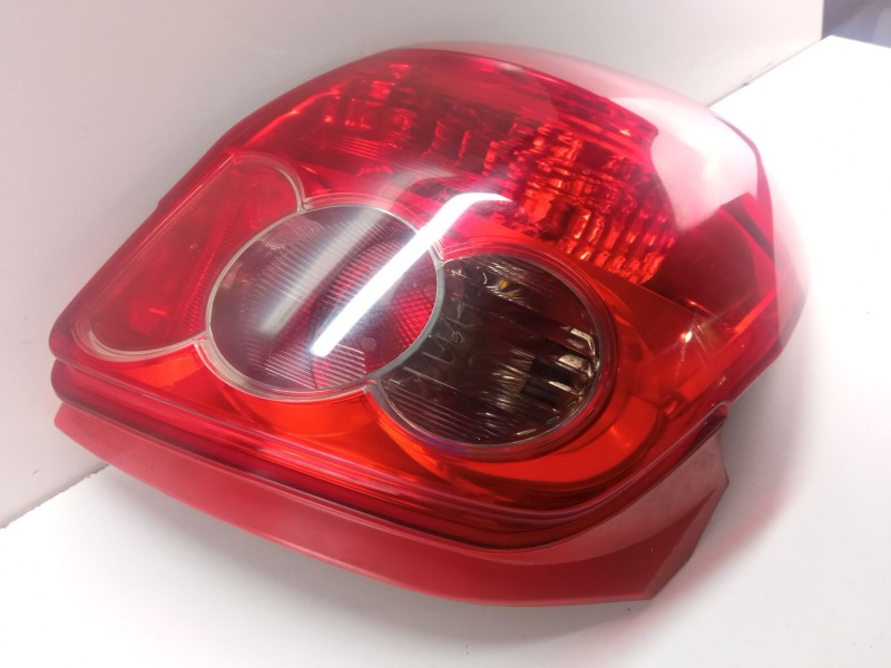 Recambio de piloto trasero izquierdo para toyota auris 1.4 d4d 90cv 3p referencia OEM IAM 815600238000  