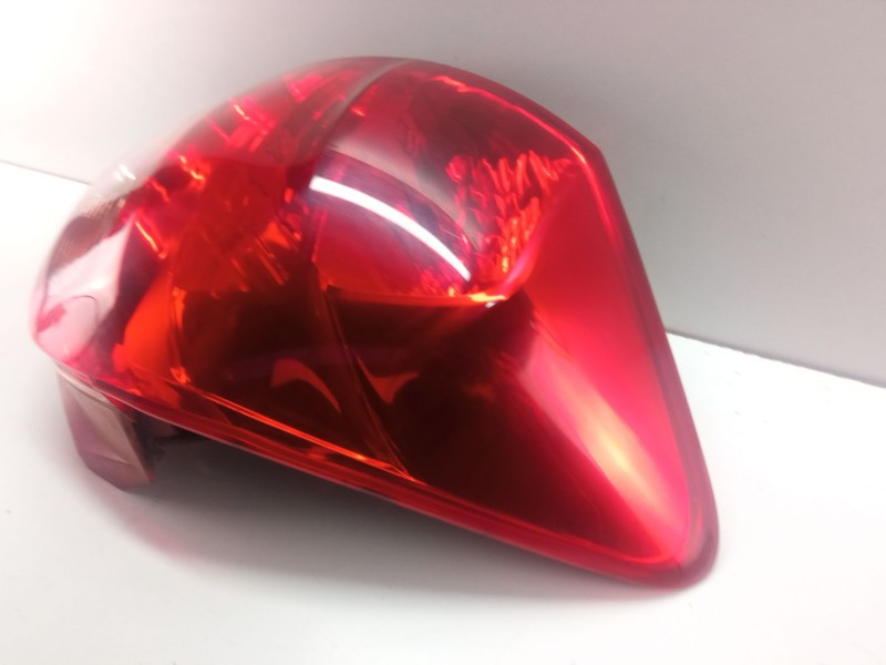 Recambio de piloto trasero izquierdo para toyota auris 1.4 d4d 90cv 3p referencia OEM IAM 815600238000  