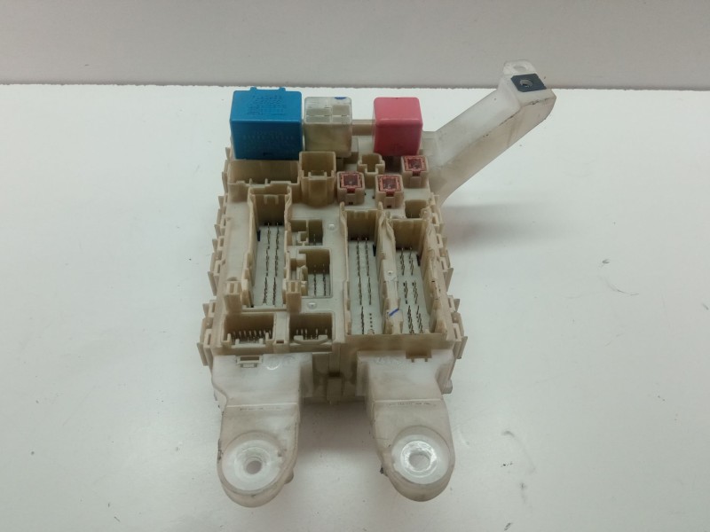 Recambio de caja reles / fusibles para toyota auris 1.4 d4d 90cv 3p referencia OEM IAM 8273002150A  