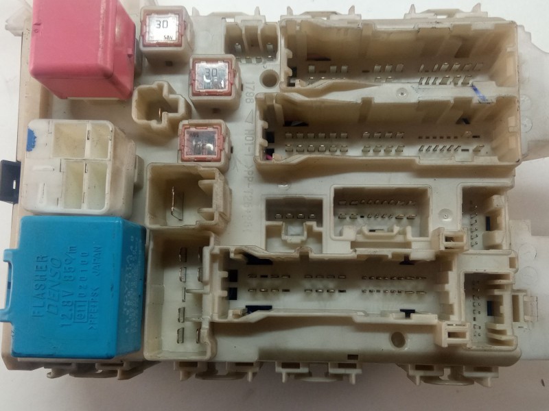 Recambio de caja reles / fusibles para toyota auris 1.4 d4d 90cv 3p referencia OEM IAM 8273002150A  