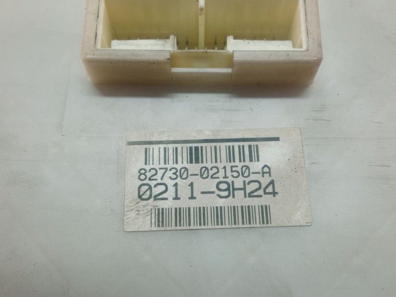 Recambio de caja reles / fusibles para toyota auris 1.4 d4d 90cv 3p referencia OEM IAM 8273002150A  