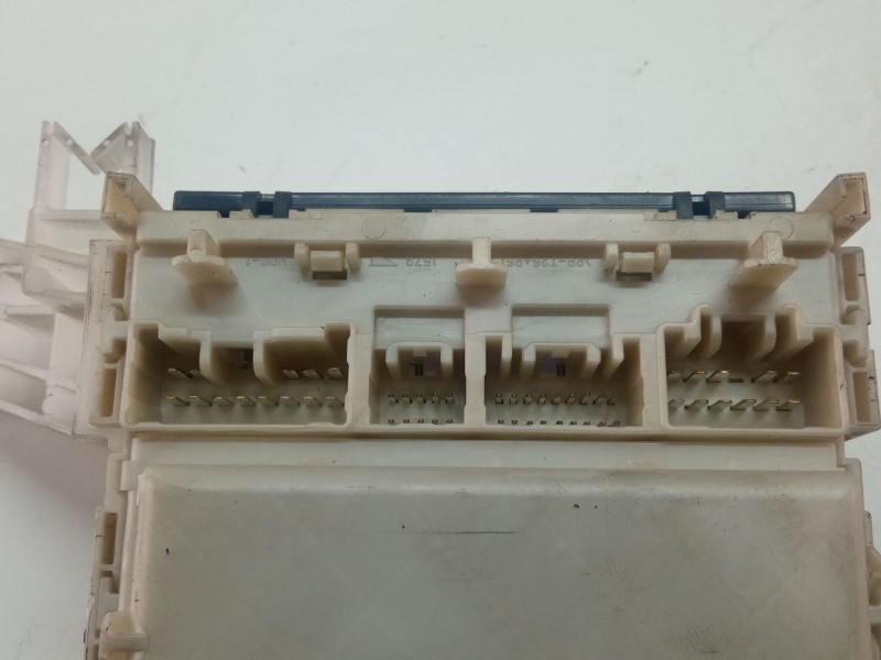 Recambio de caja reles / fusibles para toyota auris 1.4 d4d 90cv 3p referencia OEM IAM 8273002150A  