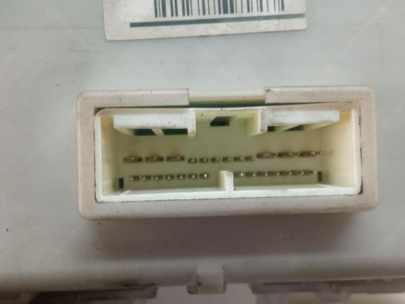 Recambio de caja reles / fusibles para toyota auris 1.4 d4d 90cv 3p referencia OEM IAM 8273002150A  