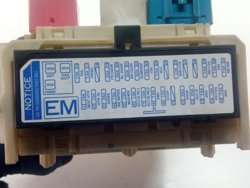 Recambio de caja reles / fusibles para toyota auris 1.4 d4d 90cv 3p referencia OEM IAM 8273002150A  