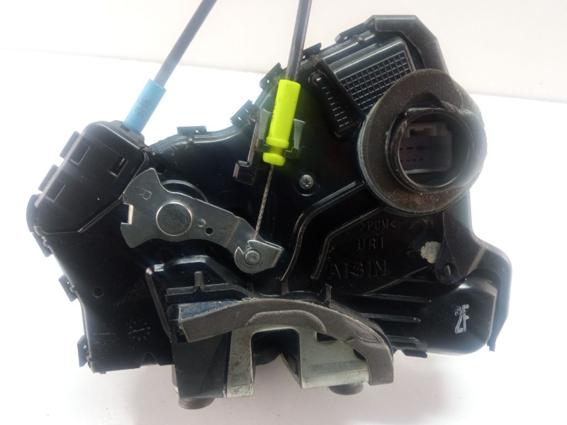 Recambio de cerradura puerta delantera derecha para toyota auris 1.4 d4d 90cv 3p referencia OEM IAM A046693  