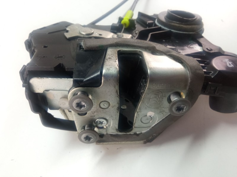 Recambio de cerradura puerta delantera derecha para toyota auris 1.4 d4d 90cv 3p referencia OEM IAM A046693  