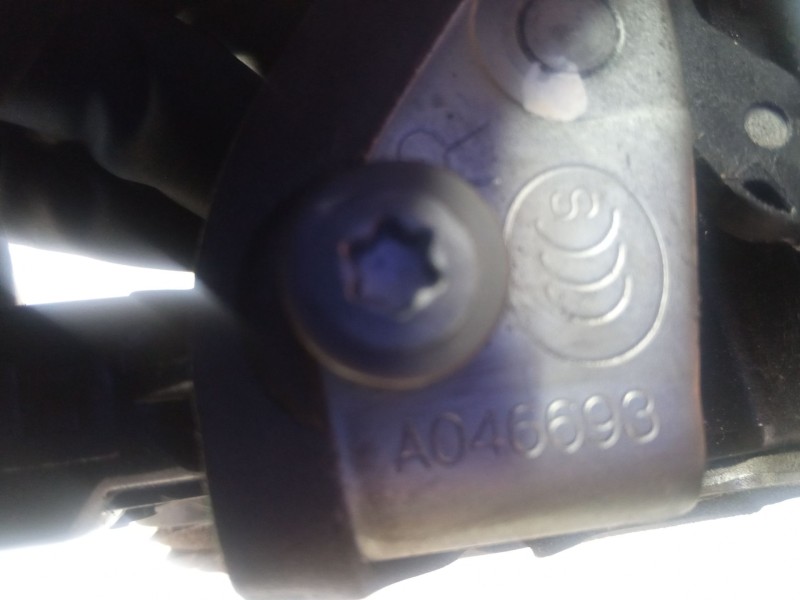 Recambio de cerradura puerta delantera derecha para toyota auris 1.4 d4d 90cv 3p referencia OEM IAM A046693  