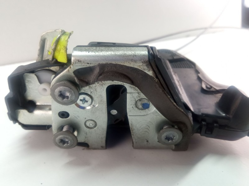 Recambio de cerradura puerta delantera izquierda para toyota auris 1.4 d4d 90cv 3p referencia OEM IAM A046693  