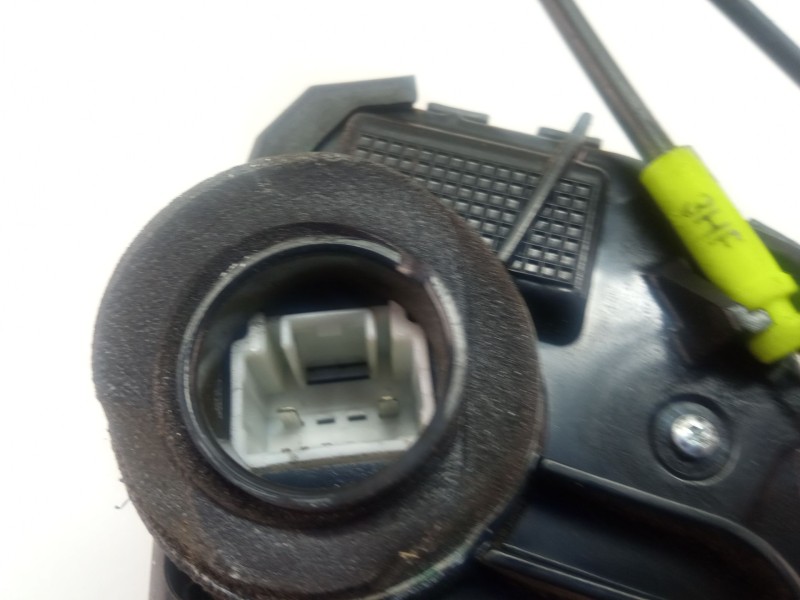 Recambio de cerradura puerta delantera izquierda para toyota auris 1.4 d4d 90cv 3p referencia OEM IAM A046693  